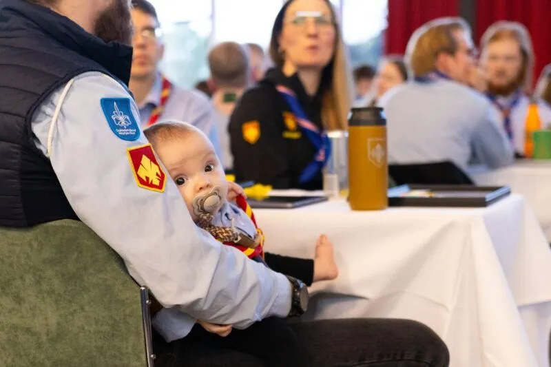 Aron Gauti, Skjöldungur, situr með Steinvör, Skjöldung, í fanginu